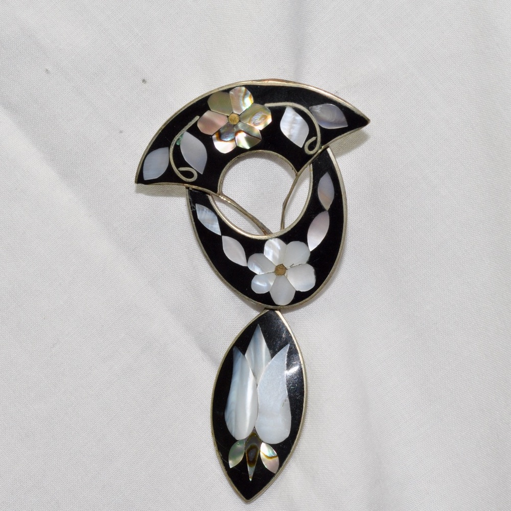 Alpaca silver brooch w Mother of Pearl inlaid.